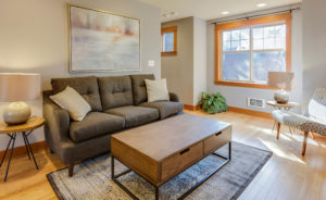 床に合わせた巾木の色